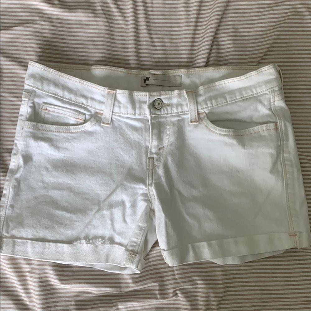 White Levi’s Shorts! W28